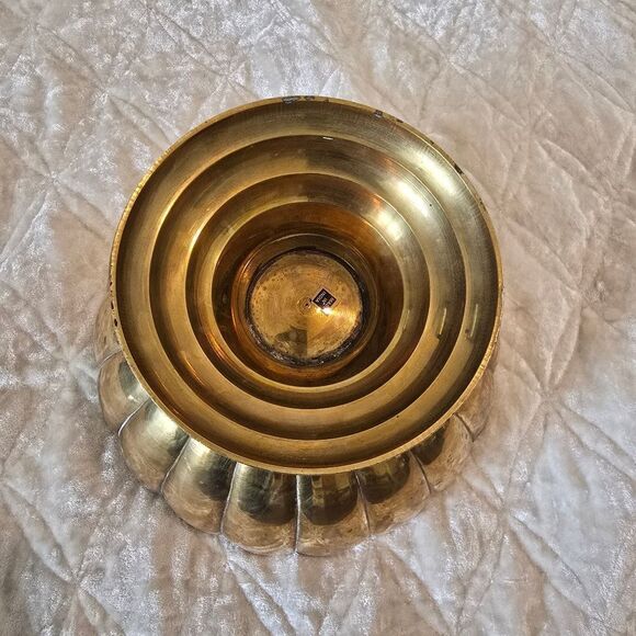 Vintage Decorative Brass Scallop Edge Pedestal Dish. Catch all Bowl - Picture 4 of 16